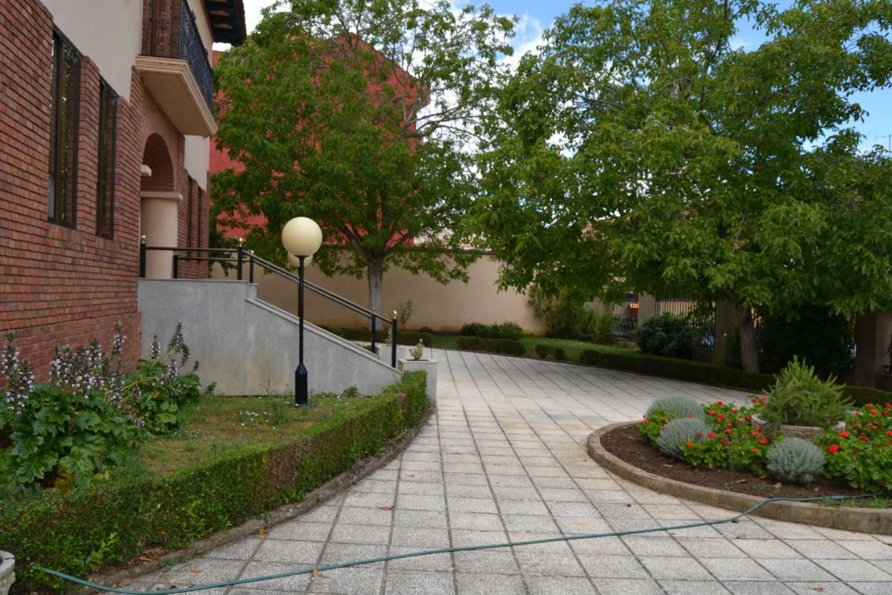 Hotel Villegas Валенсия де Дон Хуан Екстериор снимка